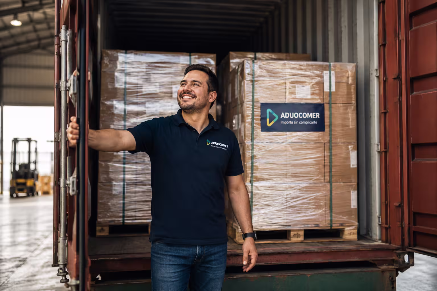 Cliente de Aduocomer recibiendo su importación